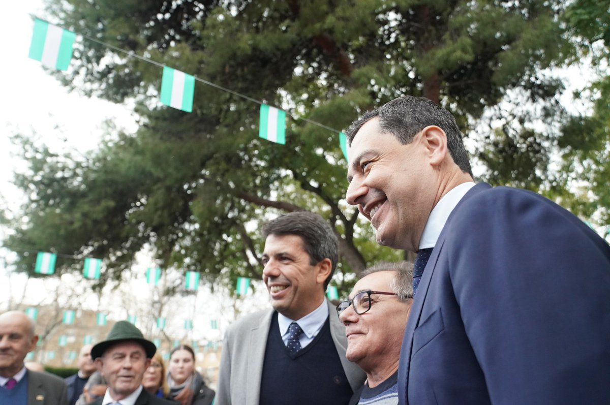 Nos quedan 10 días para el #DíadeAndalucía y ya se empieza a conmemorar en muchos rincones de España.

Hoy lo celebramos con andaluces de la Comunidad Valenciana.

Gracias a @CarlosMazon40 y @jradsuara. Y felicidades a la Asociación Cultural Andaluza de Alfafar por sus 40 años.