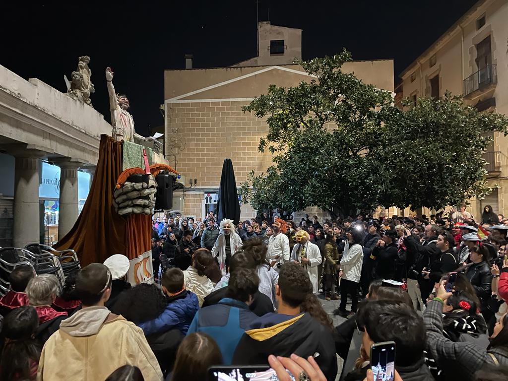 Capgros's tweet photo. 🙈 No hi havia actes oficials programats
🎭Però una gentada va omplir el Centre de Mataró a la nit per reivindicar el Carnestoltes.
🔗La crònica de la nit: https://t.co/Q59jtC9TFm https://t.co/qOOoLDa6HE
