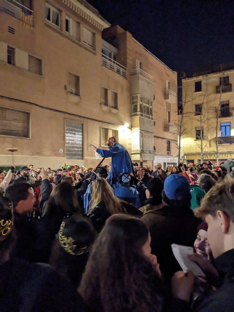 Capgros's tweet photo. 🙈 No hi havia actes oficials programats
🎭Però una gentada va omplir el Centre de Mataró a la nit per reivindicar el Carnestoltes.
🔗La crònica de la nit: https://t.co/Q59jtC9TFm https://t.co/qOOoLDa6HE