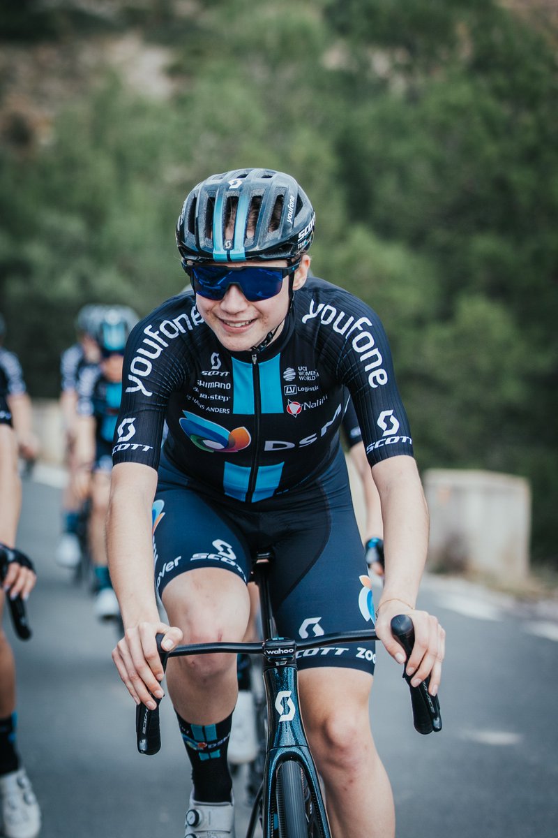 It's been a fast start on the opening climb with <a href="/becky_storrie/">Becky</a> and <a href="/EliseUijen/">Elise Uijen</a> making it into a front group of 4️⃣ that leads the bunch by around 55", with 121km still to go. 🏁

#SetmanaCiclista23