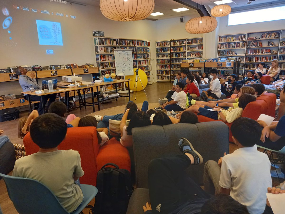 nmantion's tweet photo. Clôture du projet "Vie d'ici, Vie d'ailleurs" des 6e avec la venue exceptionnelle de l'astrophysicien Alain Doressoundiram au #LFRD de Phnom Penh. Des arts aux langues et aux sciences, les élèves avaient la tête dans les étoiles! @Obs_Paris @LesiaAstro @aefeinfo @AEFEAsie https://t.co/c1YezKe8Ar