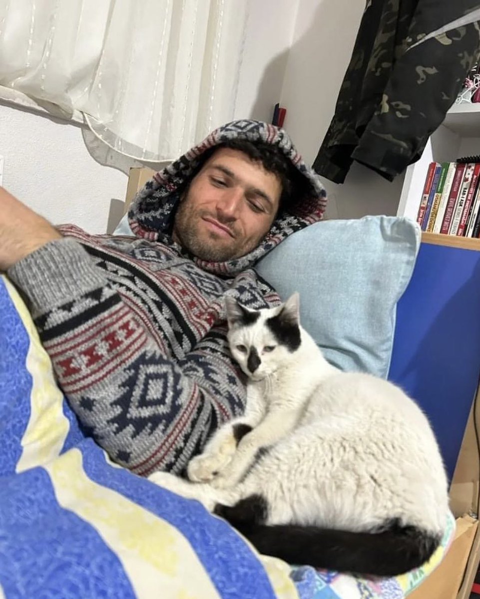Lo rescató de entre los escombros en Turquía y se adoptaron. 💜