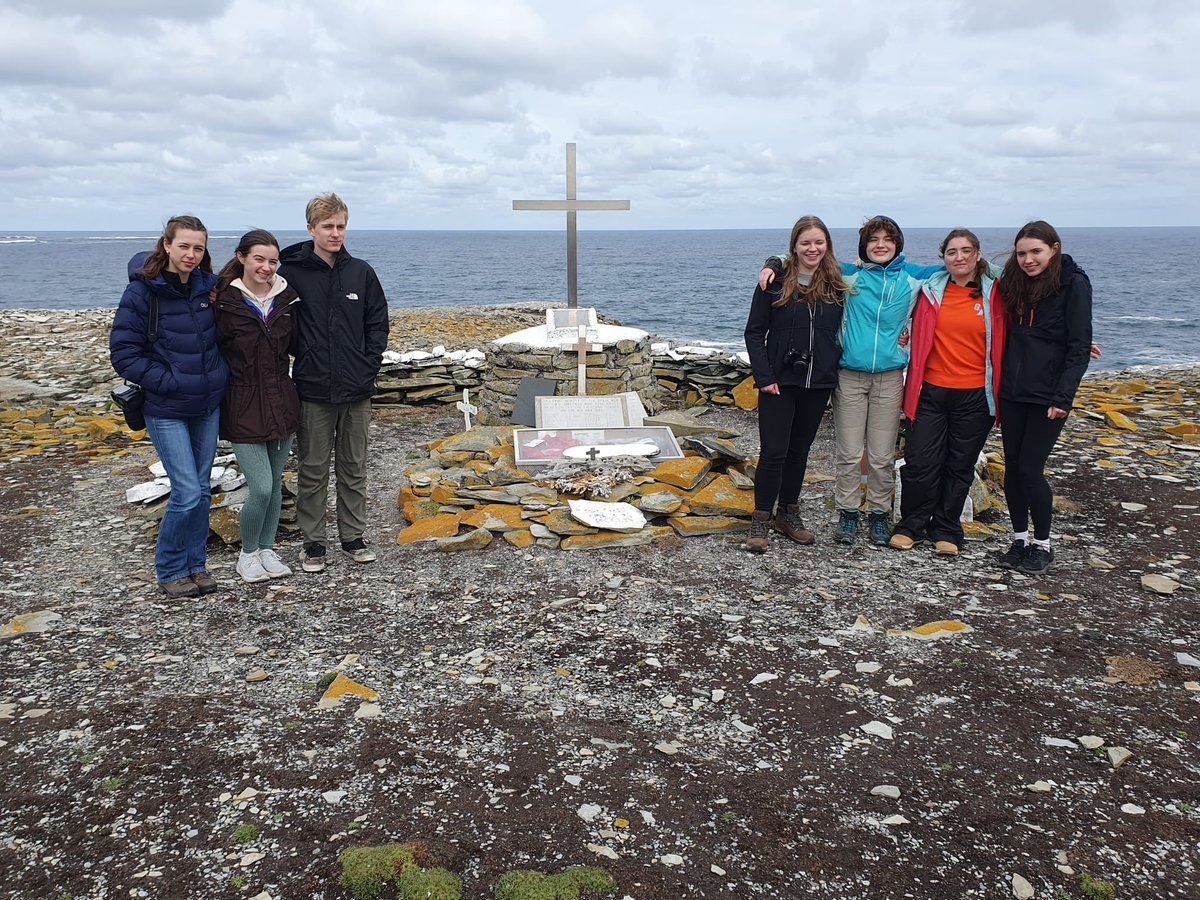The student @Falklands40Comp winners spent a day visiting #sealionisland in the #Falklandislands, travelling with a @BrittenNorman #FIGAS aircraft to see #Falklands wildlife & the #HMSSheffield @SAMA82office memorial. @FITBTourism  @teachlearnwar @AlPinkerton @mcbenwell @Benfogle