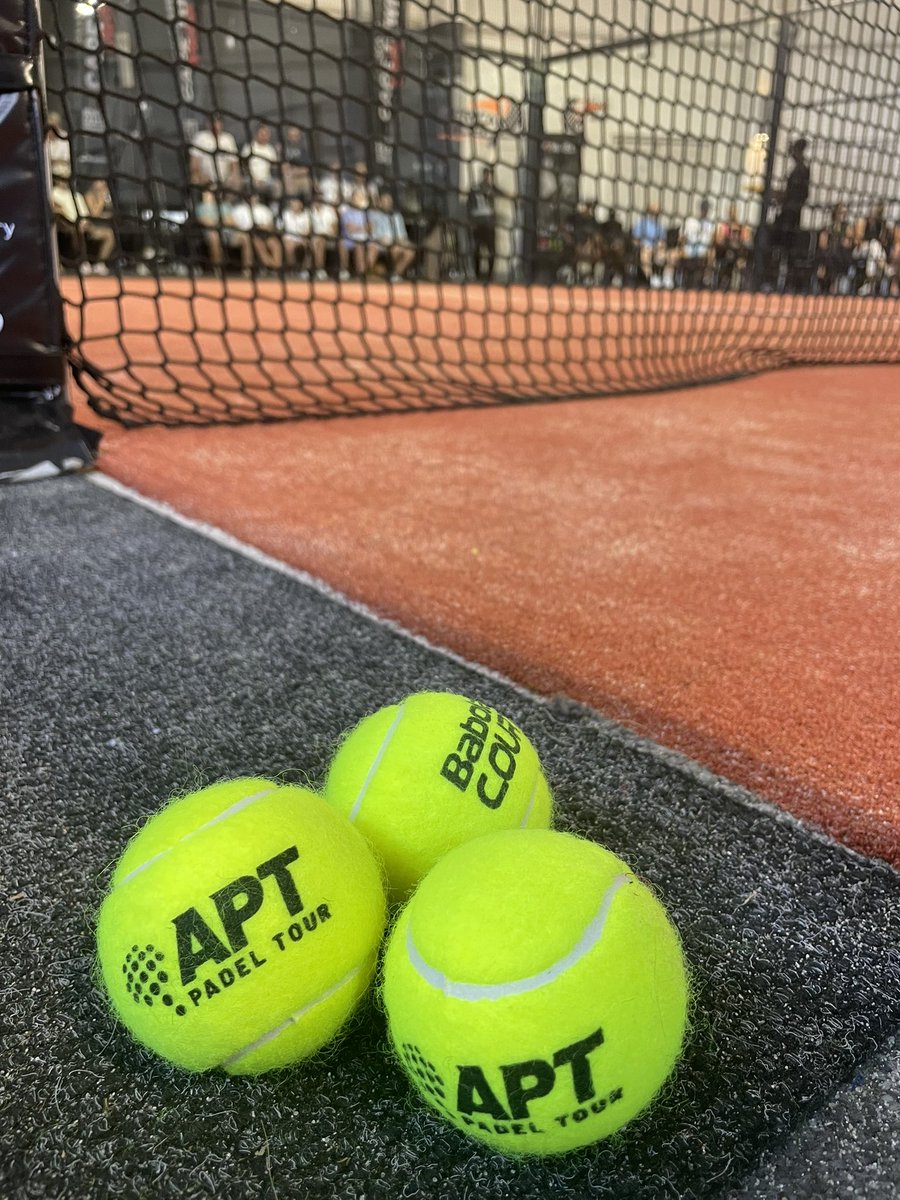 KFMza's tweet photo. The semi-final action and the celebrity exhibition matches are heating up here at the A1 Padel Pay Space Cape Town Masters. Thankfully we have Heineken 0.0. to keep us cool π
#NowYouCan #HeinekenxAPTMaster https://t.co/HQuU9ppozV