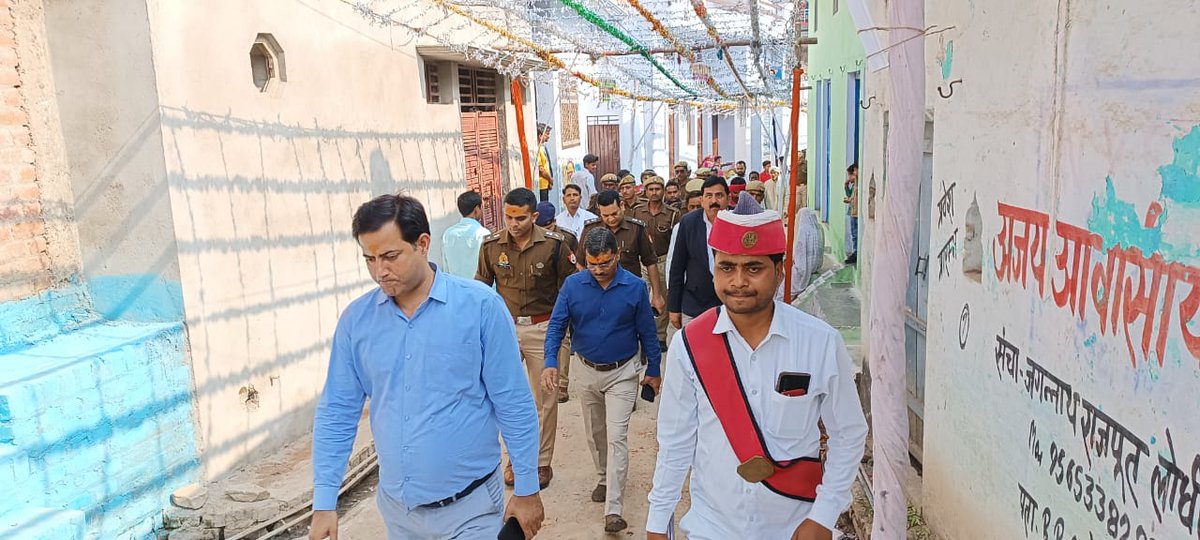 महाशिवरात्रि पर्व के अवसर पर जिलाधिकारी हमीरपुर <a href="/dmhamirpurup/">DM Hamirpur-UP</a> एवं पुलिस अधीक्षक हमीरपुर <a href="/ipsshubhampatel/">Shubham Patel</a> द्वारा सुरक्षा व्यवस्था के दृष्टिगत कस्बा सरीला अंतर्गत शलेश्वर मंदिर व शिव बारात में सुरक्षा व्यवस्था को चेक किया गया एवं संबंधित को आवश्यक दिशा निर्देश दिए गए। #UPPolice