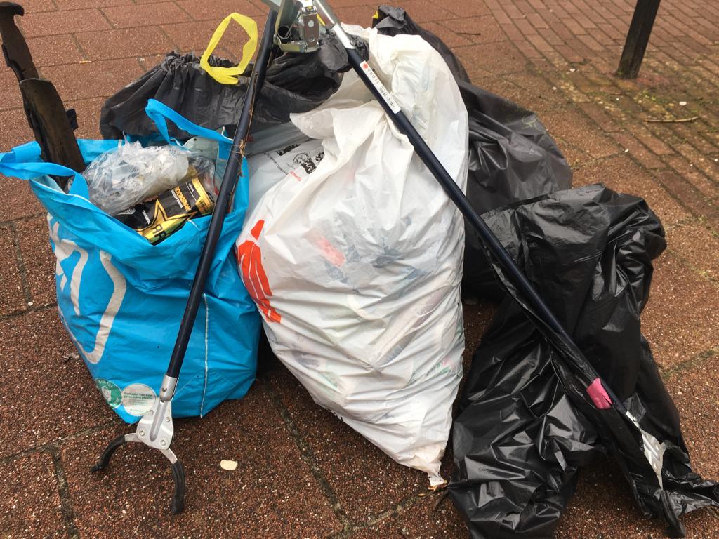 Den Dolder is weer een stukje schoner, dankzij actieve leden van de Partij voor de Dieren! Ook leuke gesprekken gevoerd met voorbijgangers over de #verkiezingen en wat er leeft in het dorp.

#PvdD #PartijvoordeDieren #cleanup #Zeist #DenDolder