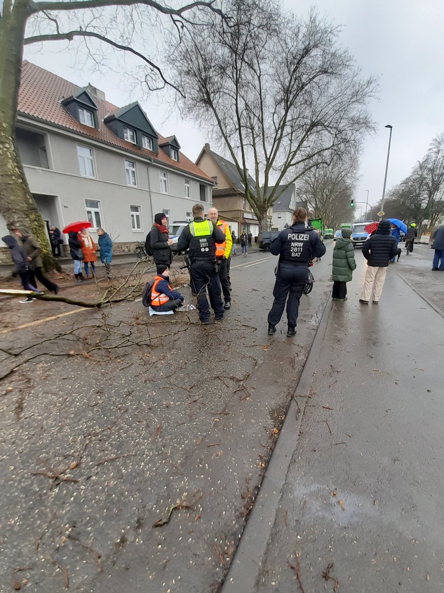 mariuskarma's tweet photo. Mutigen Einwohner währen sich https://t.co/Vo764xwvZU