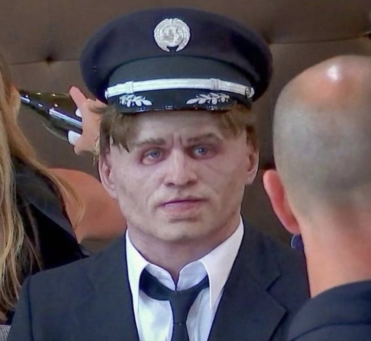 He looks like Gordon Ramsay in the pilot disguise https://t.co/fkBAFrVHDF https://t.co/sI9hMLlHwY