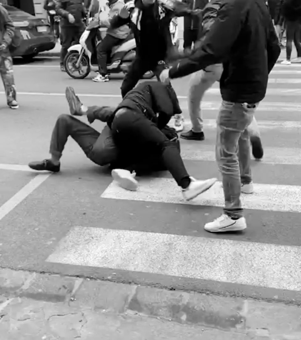 Gravissimo che #fascisti aggrediscano studenti davanti a liceo. Solidarietà agli studenti del #LiceoMichelangiolo di #Firenze. Interrogazione parlamentare al governo:individuare i responsabili e i loro eventuali agganci politici.
Chiudere sedi ed organizzazioni neofasciste.