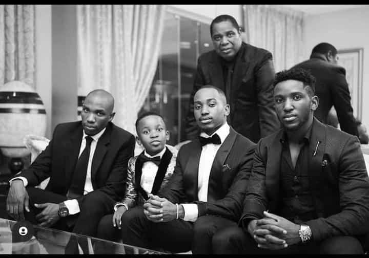 Donald_KingPDK's tweet photo. Now... "re squeeze'ng in mo industring" has a new face.😌☝🏽 #SimDope #RobertGumede #ShowMeYourFriends #AKAFuneral #RIPKiernanForbes https://t.co/j7ZXOiGrsx