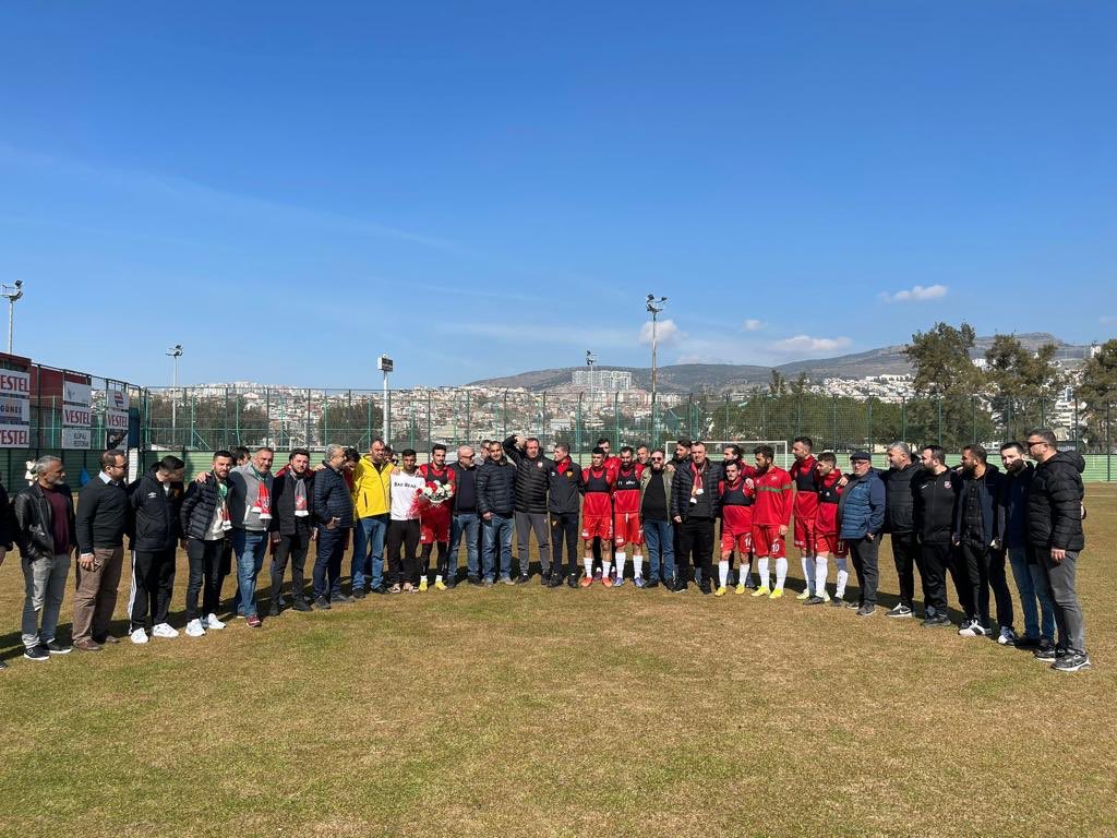 #TekTribünTekYürek kampanyasına destek olmak için antrenmanımızı ziyaret eden ve takımımıza baklava ikramında bulunan Göztepe taraftarlarına teşekkürlerimizi sunuyoruz.

Karşıyaka Çarşı

#körfezinayırdığıacınınbirleştirdiği