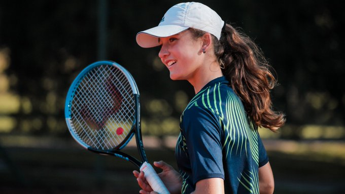 alyama54's tweet photo. Otra enorme semana de @cande_vazquez15 !!
Por segunda semana consecutiva es finalistade un ITFWTT Juniors!!
Por el título de J60 Zapopan(MEX):
Candela Vázquez x Marianne Angel (MEX), ambas de la misma camada (2008)
Cande llega con un record de 13-1 entre las Juniors en 2023!! https://t.co/X2UbxtuuhV