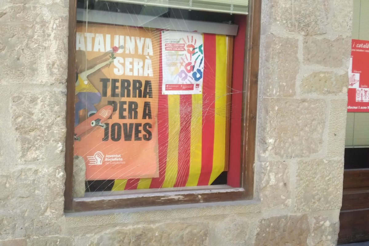 PSCBBS's tweet photo. Aquesta nit hi ha hagut un nou atac a una de les nostres seus. Aquest cop, al local de PSC Solsona. Per Carnaval no tot s’hi val, la intolerancia queda lluny dels que volem construir viles i ciutats de consens. https://t.co/vHxobNU7yH