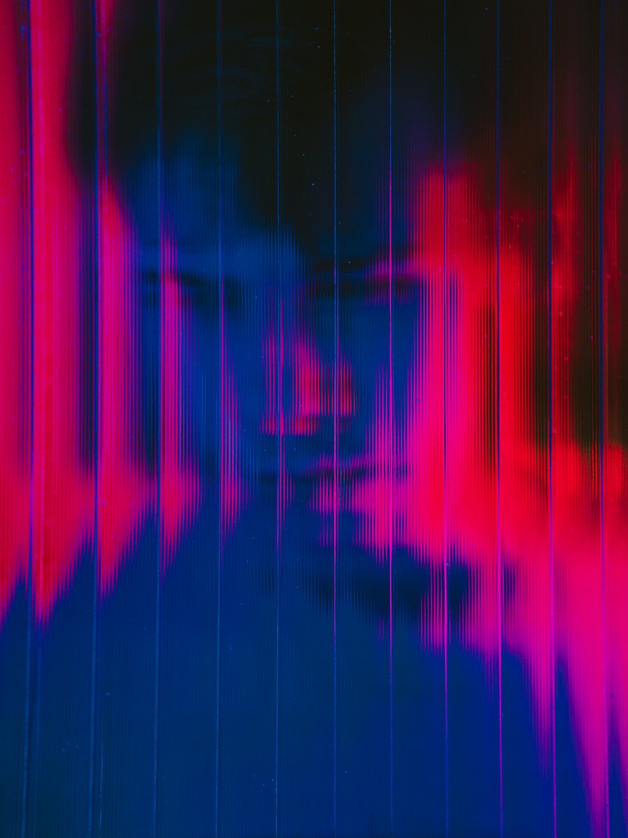 ICH LIEBE MEINES WESENS DUNKELSTUNDEN

Ich liebe meines Wesens Dunkelstunden,
in welchen meine Sinne sich vertiefen;
in ihnen hab ich, wie in alten Briefen,
mein täglich Leben schon gelebt gefunden
und wie Legende weit und überwunden ...

- Rainer Maria Rilke -