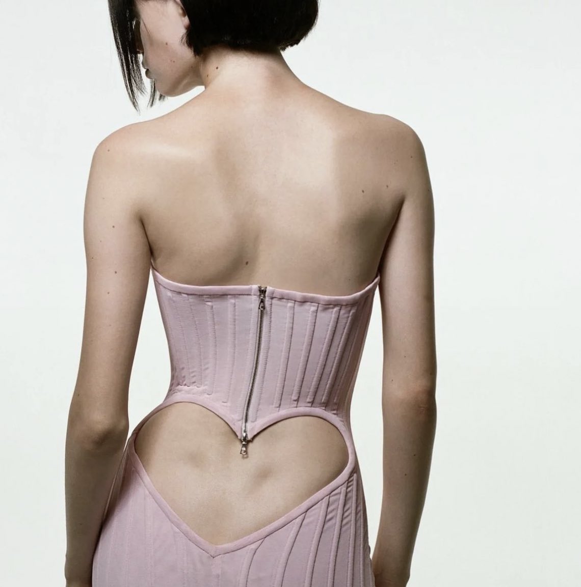 theartseur's tweet photo. CORSET DRESS WITH "HEART" CUT / love hurts collection 🤍 https://t.co/vUxPpMmQNo