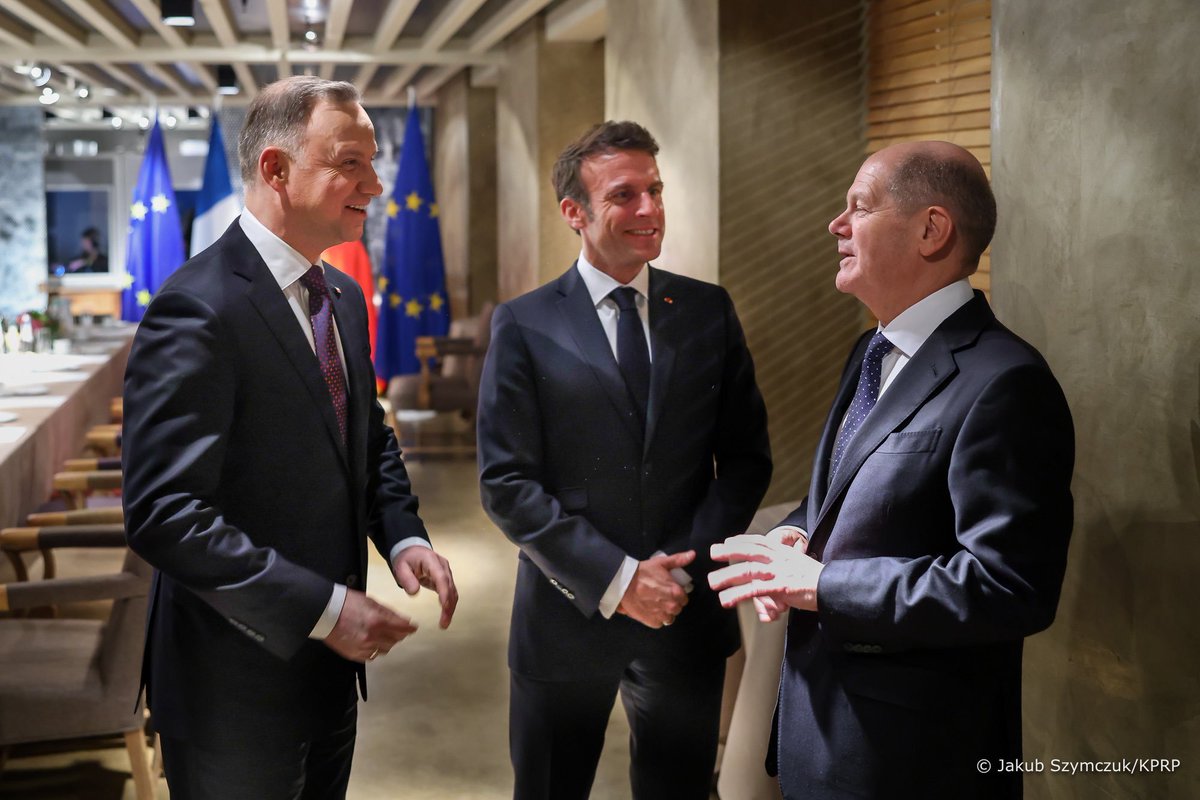 kuba_w's tweet photo. Duda śmieje się na jednym zdjęciu razem z Scholzem? Gdyby chodziło o opozycyjnego prezydenta, prawicowe media już by robiły nagonkę i oskarżały o spiski. https://t.co/7EGjVHcEDr