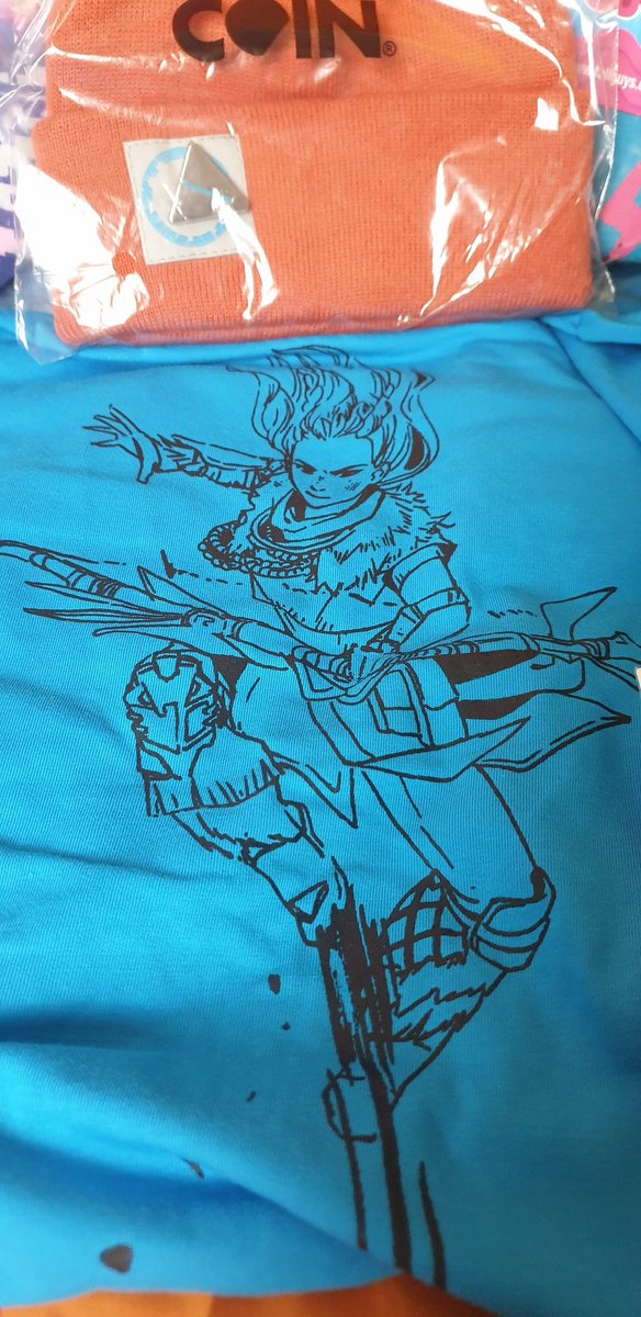 FanWonderOff's tweet photo. @Guerrilla @InsertCoinTees @InsertCoinTees sent us the beanie and  long sleeve Aloy shirt and they're top tier. Highly recommend. I normally hate long sleeves but the Aloy one is amazing. 👌 https://t.co/c2h21fQ7X3