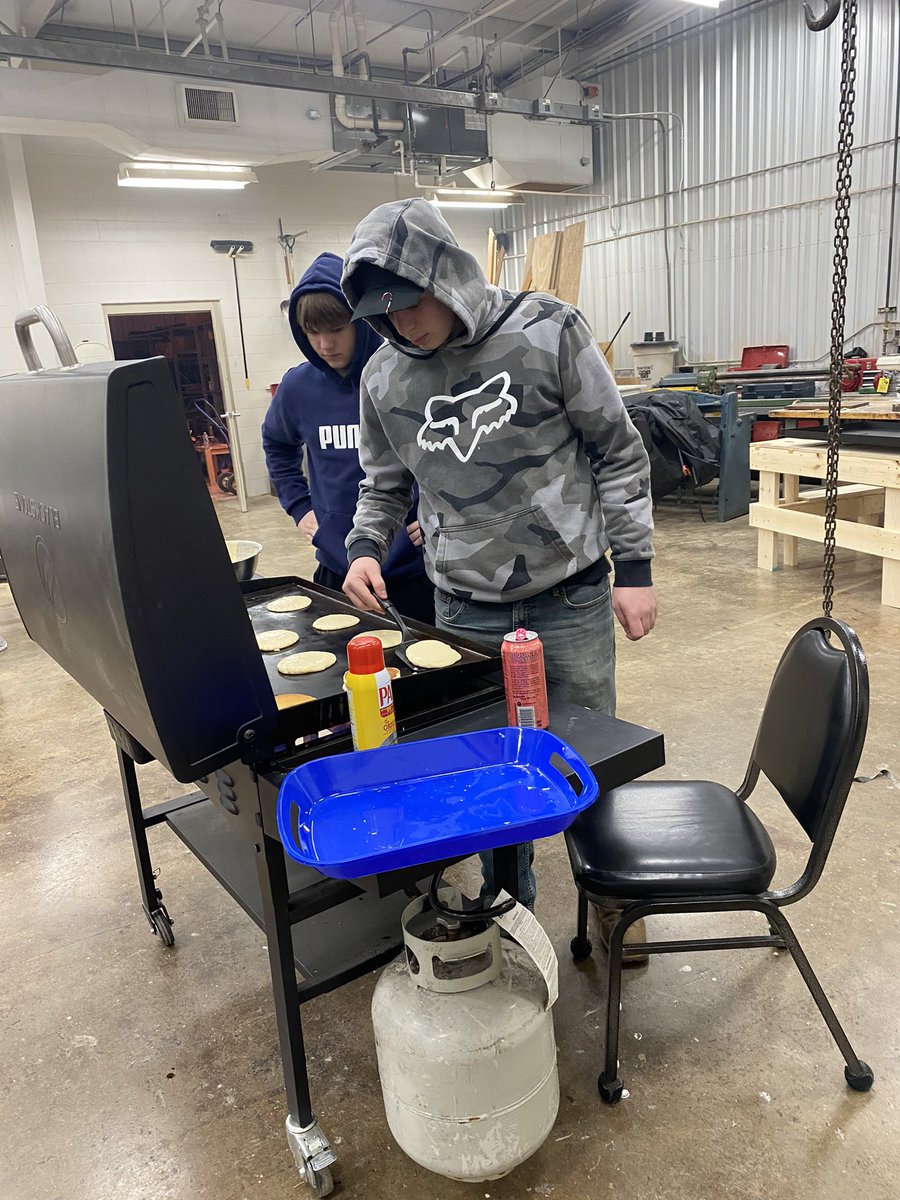 FFAcrestview's tweet image. Pancakes and sausage are cooking! We hope to see you all from 7:30-10:00 this morning. To get to the auditeria You can enter the school through the Knight or auditeria doors! 

#FFAWEEK #communitybreakfast