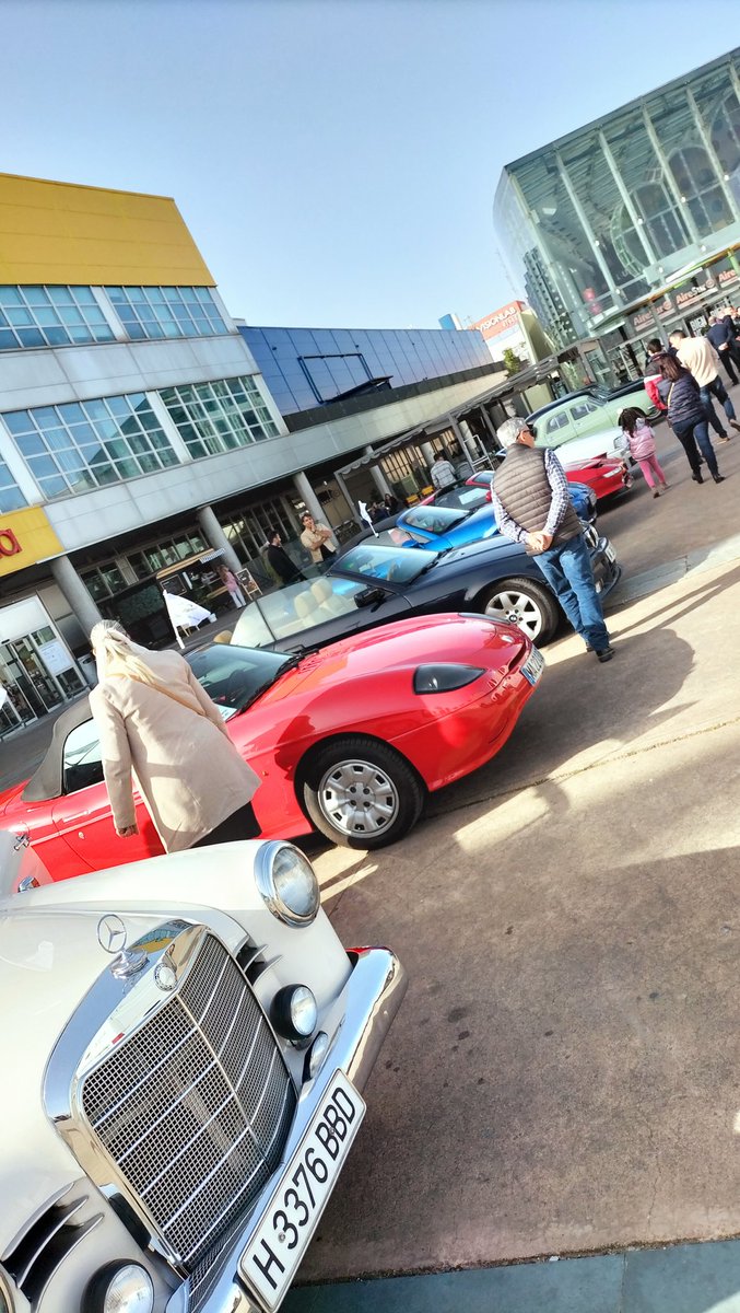 AtanasioCantero's tweet photo. La familia de #ClásicosyjoyasdeSevilla participa en el #reto50. Por cada coche, el centro comercial aporta 20€ para fines solidarios 👏👏👏 https://t.co/HPlLnVrTcl