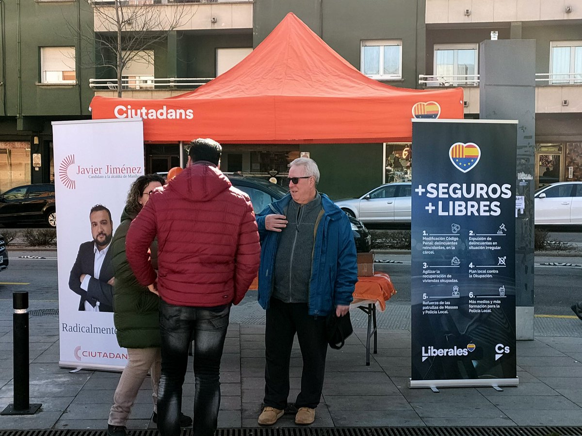 Cs_Manlleu's tweet photo. Gracias a todos los vecinos que hoy se han acercado a nuestra carpa informativa con nuestro candidato a la alcaldía @FJR_TTT Javier Jiménez. 
¡¡ Seguimos !! 💪🏻💪🏻

#RadicalmenteLibres #Manlleu2023 
#JavierJiménez2023 #Municipales28Mayo https://t.co/wdY0jhGV0a