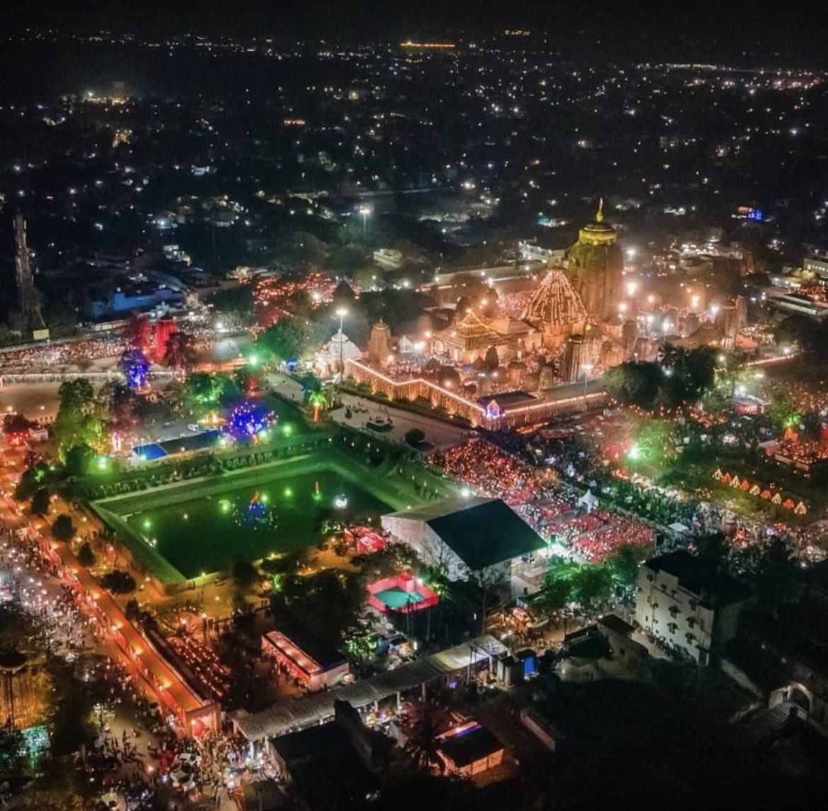 The magnificent #LingarajTemple tonight on #MahaShivaratri so beautifully illuminated with countless diyas by devotes and light decorations. 

Har har Mahadev 🙏🙏🙏

📸 : Odisha CM Naveen Patnaik’s IG