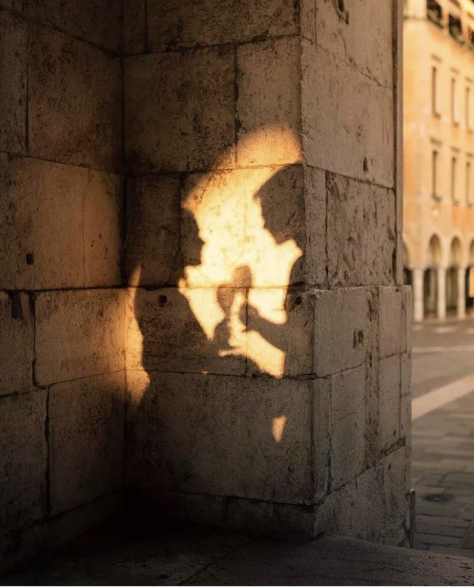 “Kim demiş haram nedir bilmez Hayyam 
Ben haramı helali karıştırmam:
Seninle içilen şarap helaldir,
Sensiz içtim su bile haram…”
(Ömer Hayyam)