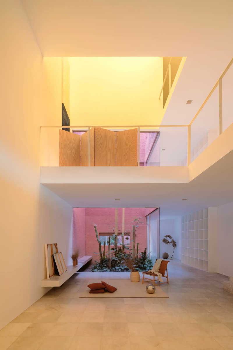 ManuelRevilla57's tweet photo. El arquitecto y fotógrafo César Béjar ha firmado esta casa en #México llena de color en la localidad de Culiacán. Este bloque geométrico de color rosa contrasta absolutamente con el resto de las casas de su calle y el interior está lleno de sorpresas.
#100x100MasterHouses https://t.co/LRUGEjqUXy