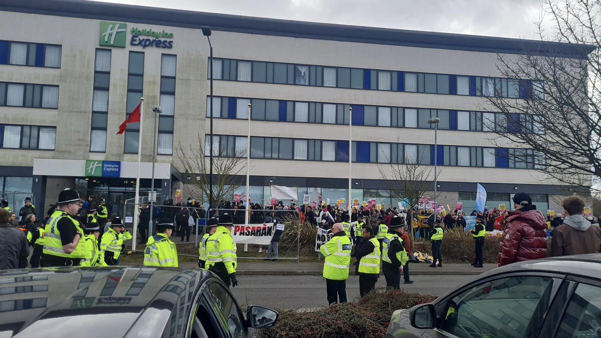 jane1823's tweet image. Busy down at the holiday inn at manvers today. #protest #asylumseekers #manvers #holidayinn