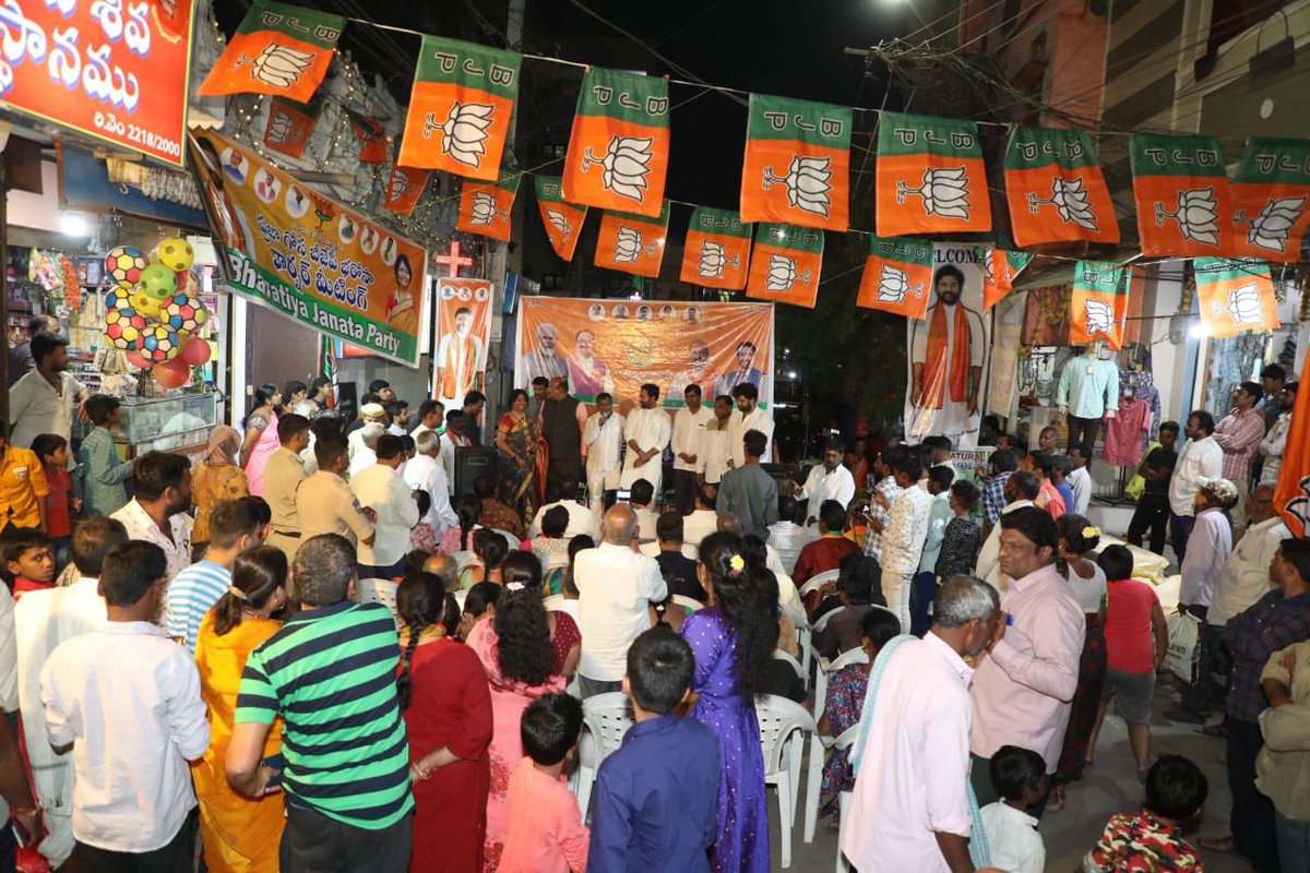 kishanreddybjp's tweet photo. Attended and addressed #PrajaGosaBJPBharosa corner meeting at Erragadda in Secunderabad, today. 

Spoke about the need for karyakartas to work at the booth level and to expose the corrupt and dynastic TRS/BRS govt., which is hampering the growth &amp; development in the state https://t.co/0sFyKbNKNK