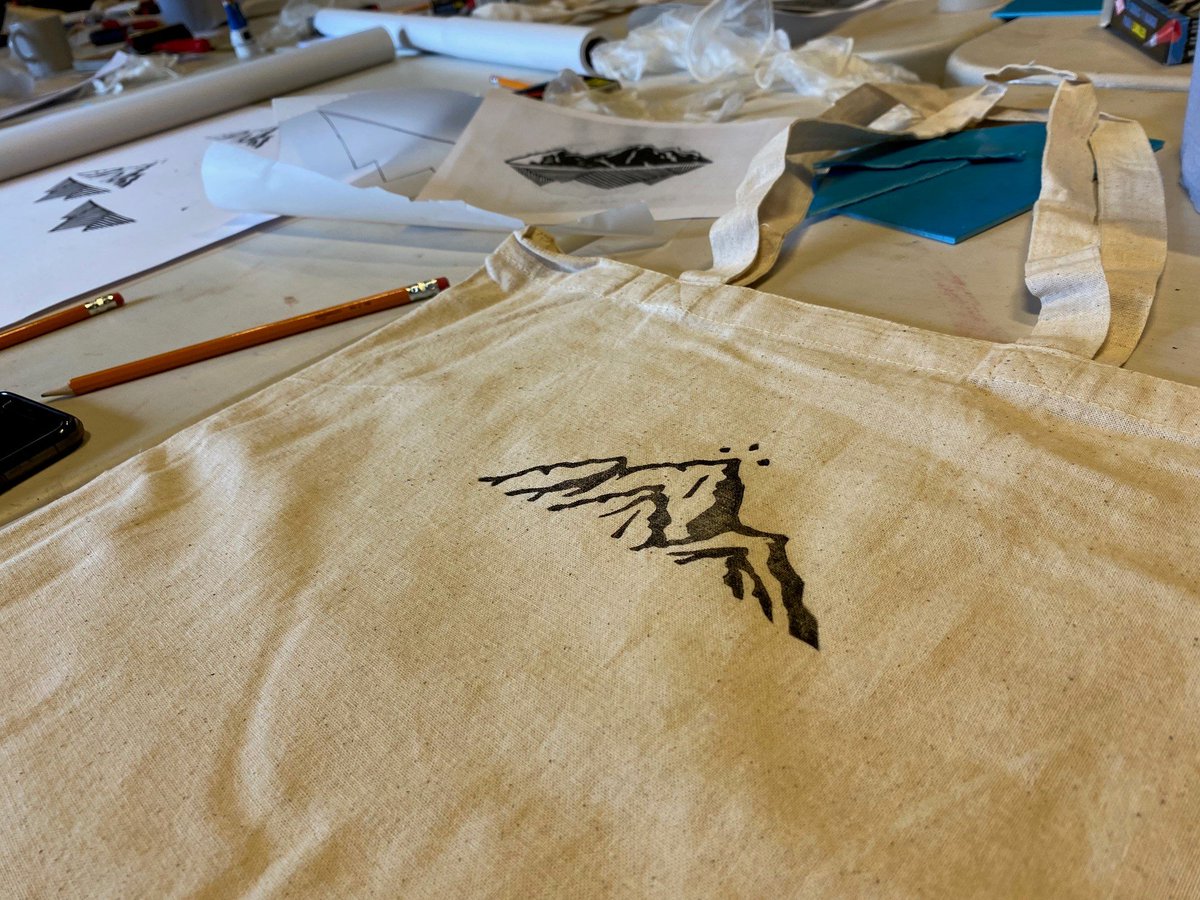 VisitCyfarthfa's tweet photo. Diolch yn fawr iawn i bawb a ddaeth i'n gweithdy argraffu heddiw! Gwaith anhygoel gennych chi i gyd!
A big thank you to all who came to our printing workshop today! Amazing work from you all!
@WellbeinMerthyr @VisitMerthyr #linoprinting #merthyrtydfil #cyfarthfa https://t.co/r7gMHXpKE6