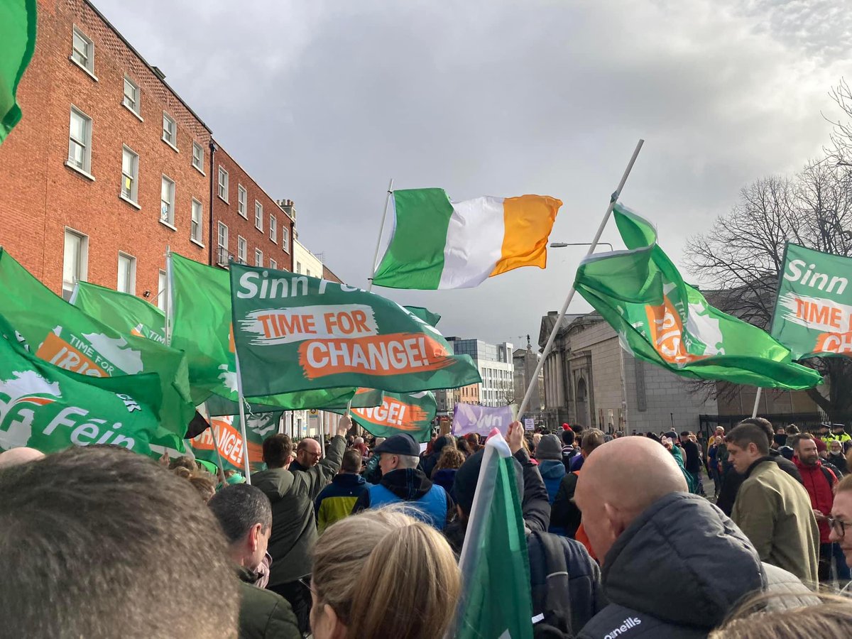 Irish patriots proudly fly our national flag as they march in Dublin today against racism, fascism and hate. 

¡No pasarán! ✊