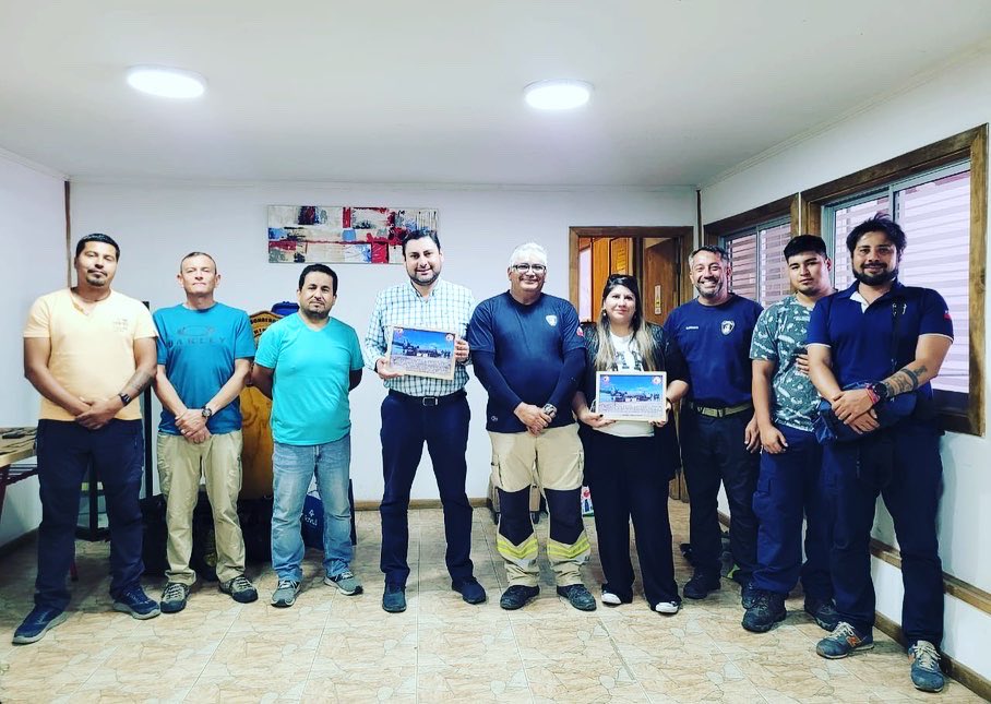 CU4RT4RIC4's tweet photo. Antes de retirarse de la región del Biobio el Cdte a cargo de la #FTArica junto al Dpto #FT y nuestro Capitán, entregaron un reconocimiento a @primeraCBSP en agradecimiento de las atenciones brindadas a todos los Bomberos de #Arica @CU4RT4RIC4 @FACh_Chile #losbomberosdecallecodpa https://t.co/tJb1GeaDwp