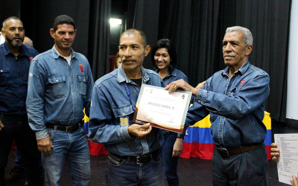 Sidor_oficial's tweet photo. #18Feb|| Trabajadores sidoristas culminaron con éxito el programa de inducción de la gestión colectiva y obrera de la empresa. #CarnavalesSeguros2023 #CVGTrabajamosParaTi #ProducirEsVencer https://t.co/qMkvqhVt2U
