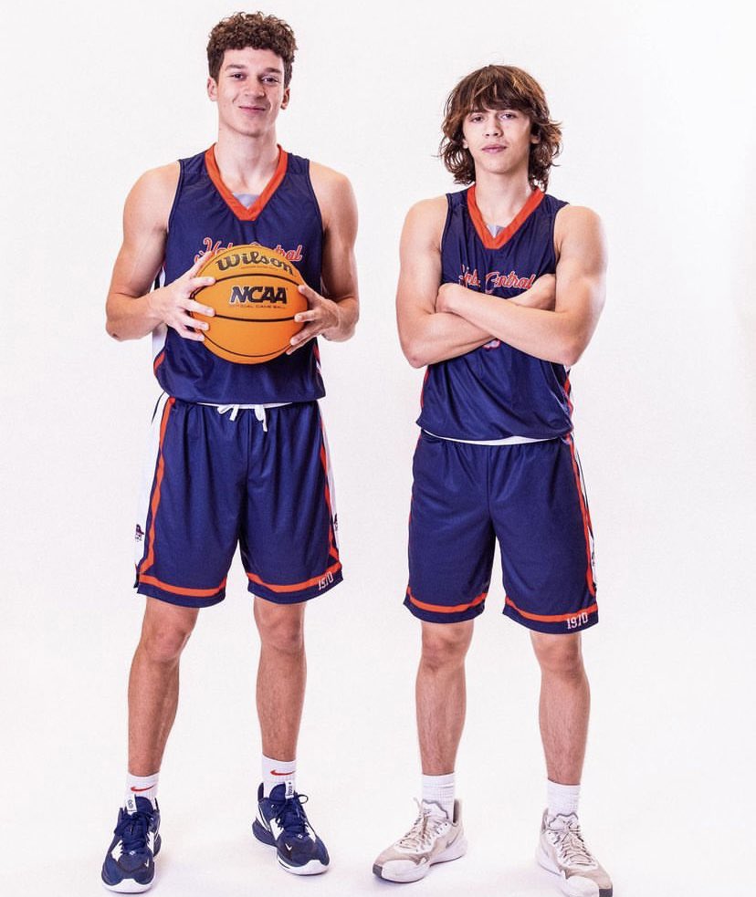 HCHS_Basketball's tweet photo. Congrats to @colegary3  &amp; @brannon_10!  ALL REGION   HONORABLE MENTION🏀 https://t.co/43JJPStaCP