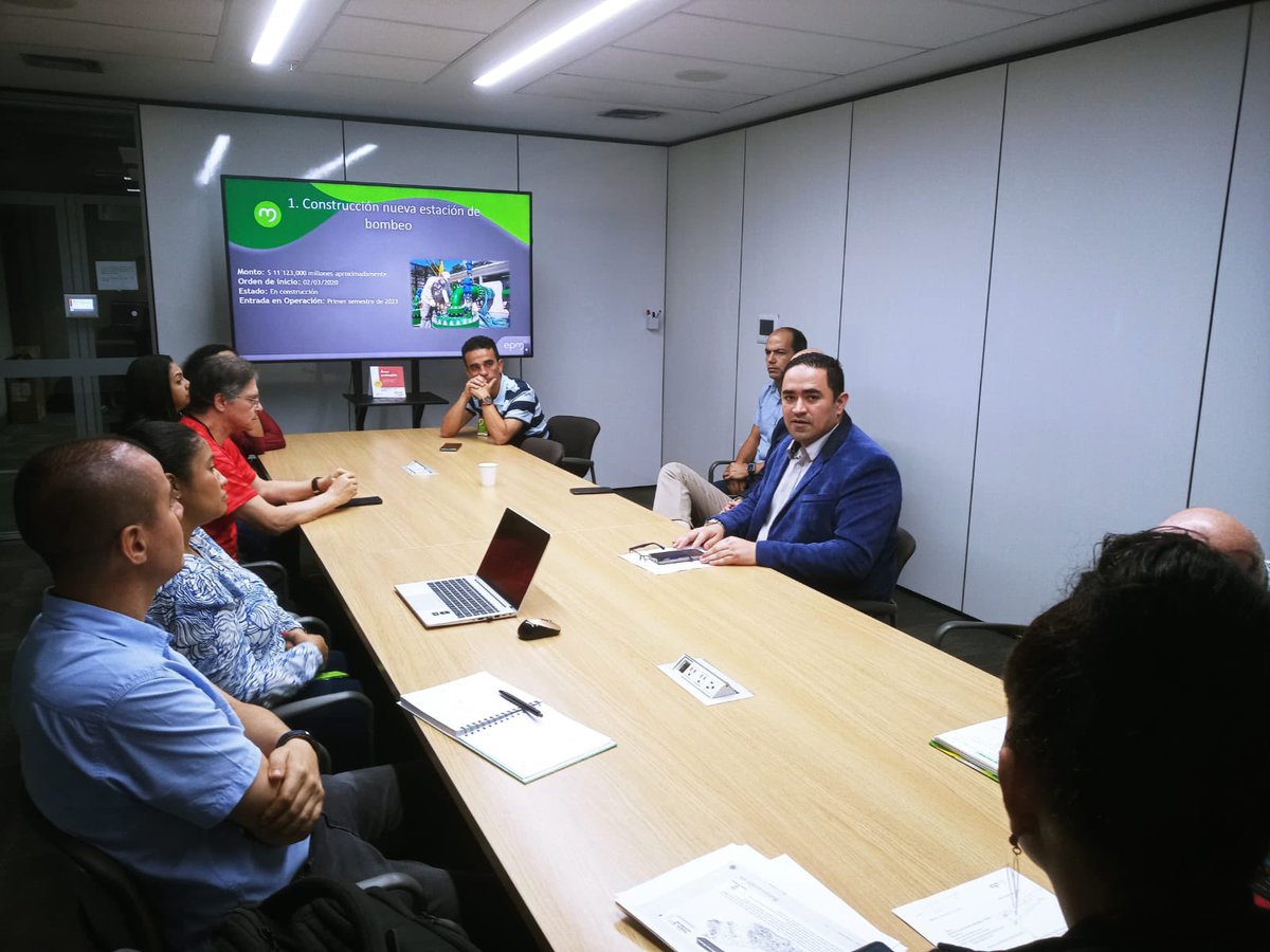 FelipeBetancurC's tweet photo. Respecto a la problematica de los cortes de agua en el Corregimiento de San Cristobal; realizamos mesa de trabajo con la Dirección de Agua de @EPMestamosahi  y líderes de la Comunidad. Es necesario solucionar de manera definitiva esta problemática que afecta más de 120.000 hab. https://t.co/XYGwT62Km9