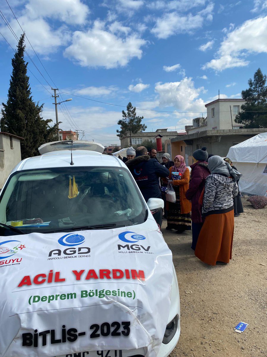 agdbitlis's tweet image. Depremin 2. Gününde 1 Tır ve 2 Adet Mobil araç ike intikal ettiğimiz Nurdağı ilçesinde AFAD ile ortak hareket ederek çadırlara konserve yemek, bebek bezi, hijyen paketi, sıcak gıda, kıyafet vb. yardım malzemelerinin dağıtımını Bitlis Cansuyu ile beraber gerçekleştirdik.