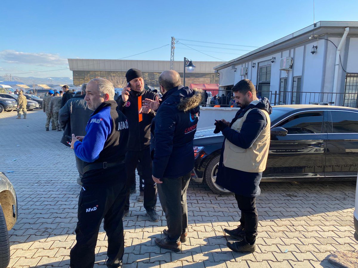 agdbitlis's tweet image. Depremin 2. Gününde 1 Tır ve 2 Adet Mobil araç ike intikal ettiğimiz Nurdağı ilçesinde AFAD ile ortak hareket ederek çadırlara konserve yemek, bebek bezi, hijyen paketi, sıcak gıda, kıyafet vb. yardım malzemelerinin dağıtımını Bitlis Cansuyu ile beraber gerçekleştirdik.