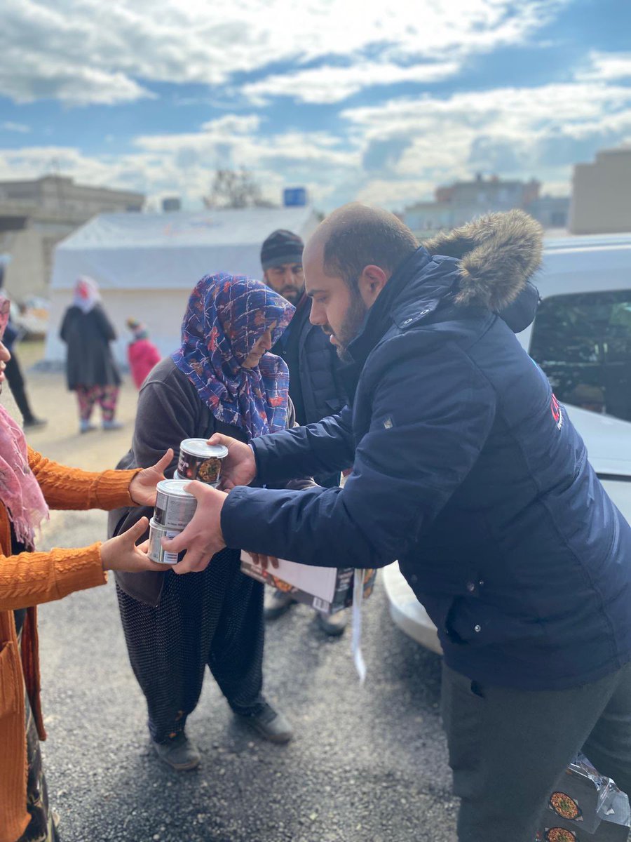 agdbitlis's tweet image. Depremin 2. Gününde 1 Tır ve 2 Adet Mobil araç ike intikal ettiğimiz Nurdağı ilçesinde AFAD ile ortak hareket ederek çadırlara konserve yemek, bebek bezi, hijyen paketi, sıcak gıda, kıyafet vb. yardım malzemelerinin dağıtımını Bitlis Cansuyu ile beraber gerçekleştirdik.