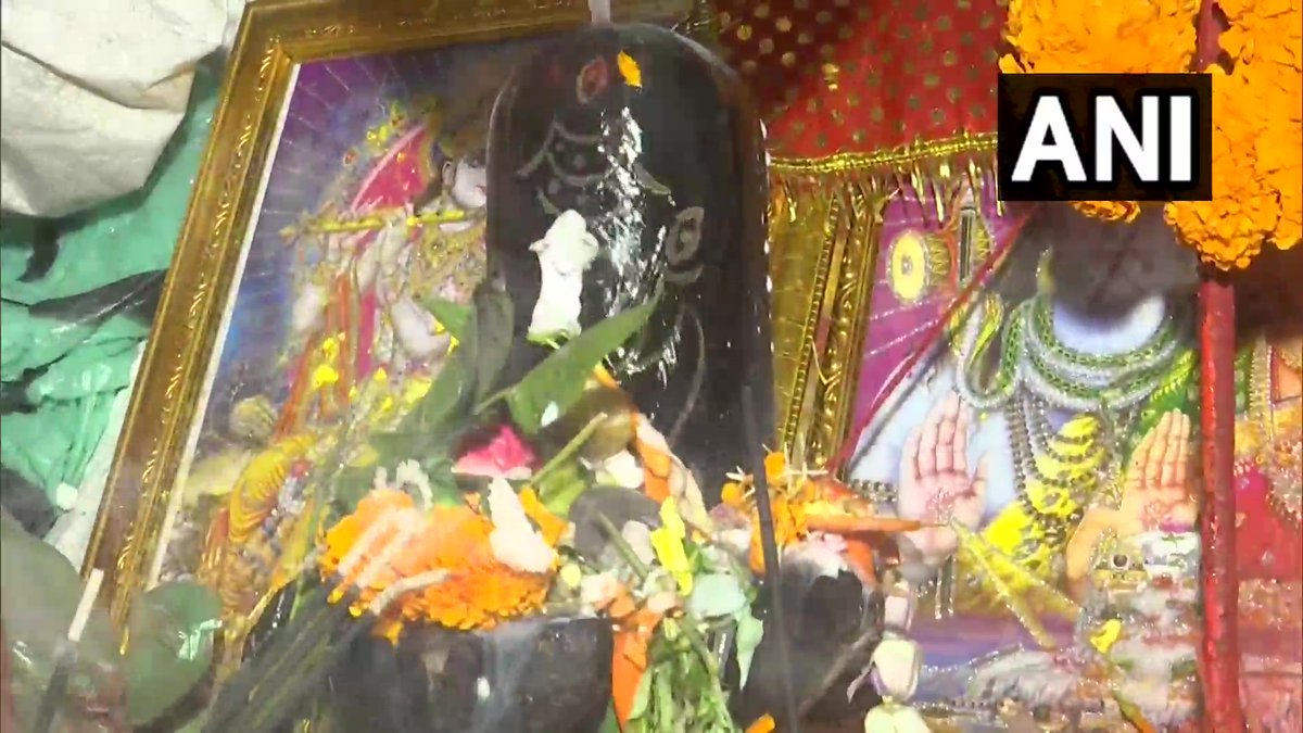 West Bengal | On the occasion of #Mahashivratri, devotees offered prayers at Cha… West Bengal | On the occasion of #Mahashivratri, devotees offered prayers at Cha…