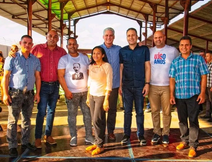 Colina_CTCuba's tweet photo. ¡Amor con amor se paga! 
Recorrido d candidatos a diputados en #SantaClara con la presencia d nuestro Primer Secretario del PCC @PartidoPCC y Presidente d la República Miguel Díaz Canel Bermúdez @DiazCanelB. En todos los municipios ocurre d manera similar y se fomenta el diálogo. https://t.co/53j5YlVl1i