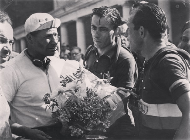 Alfredo Binda with Fausto Coppi and Gino Bartali, Tour de France 1949
Binda needed all his diplomatic skills during this Tour. 
Read more on this story: 
pelotontales.com/tour-de-france…

#tdf #tdf2022 #tourdefrance #cycling #roadcycling