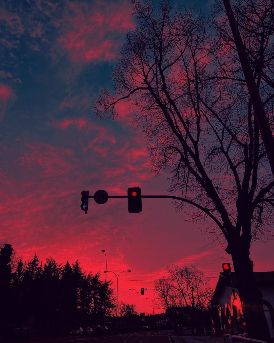 pix_of_places's tweet photo. Red sunset 🌅 

📍Pamplona - Spain 🇪🇸 

🎥: (ig) kath__alina

#sunset #spain #sunsetphotography #sunsetcaptures #beautifulsunset #traveltospain #spainviews #travelblogger #TravelDiaries #destinationideas #beautifulplaces #aesthetic #pix_of_places https://t.co/0oBa6J1Dqk