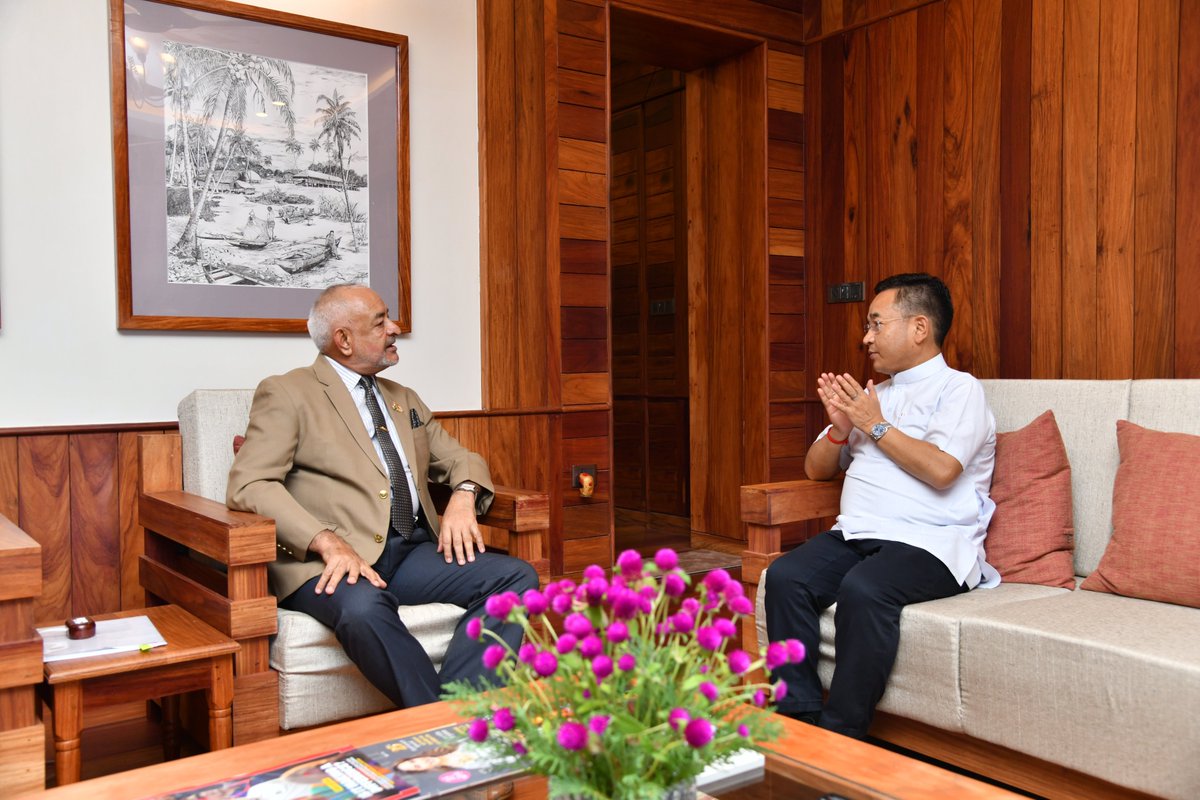 Chief Minister #Sikkim @PSTamangGolay on visit to #NewAndamans met @Admiral_DKJoshi today at #RajNiwas. Discussed prospects of development in #Tourism & #Hospitality sectors.