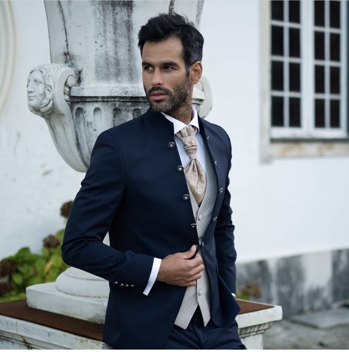 La mejor elección para el día más especial💍

 @arax_gazzo Es la tienda por excelencia de trajes de novio, zapatos y complementos para fiestas y celebraciones.