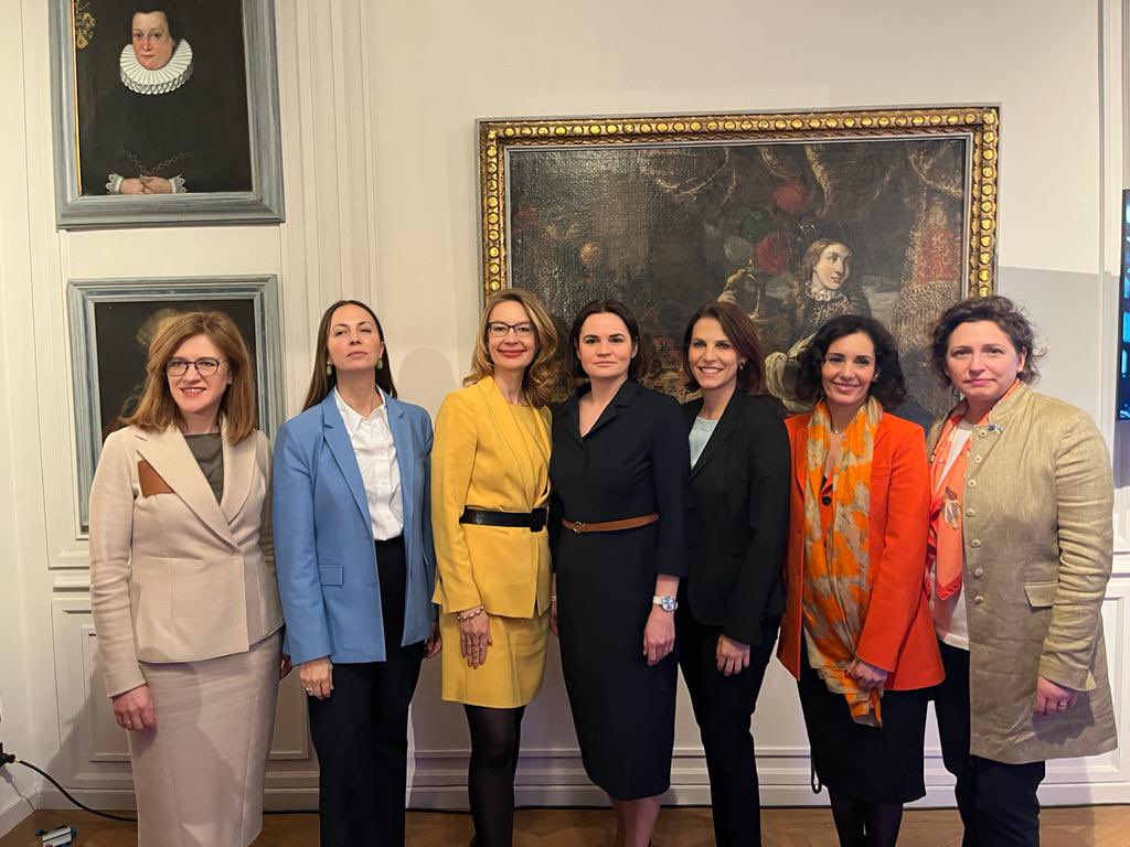nicolabeerfdp's tweet photo. #NextGenerationIsFemale Treffen mit Svietlana @Tsihanouskaya. #MSC Die 🇪🇺Unterstützung für belarussische Opposition darf nicht nachlassen. In #Belarus werden täglich Menschen inhaftiert, weil sie den Krieg gegen Ukraine kritisieren oder Lukashenko in Frage stellen. https://t.co/3q5wuTYxIz