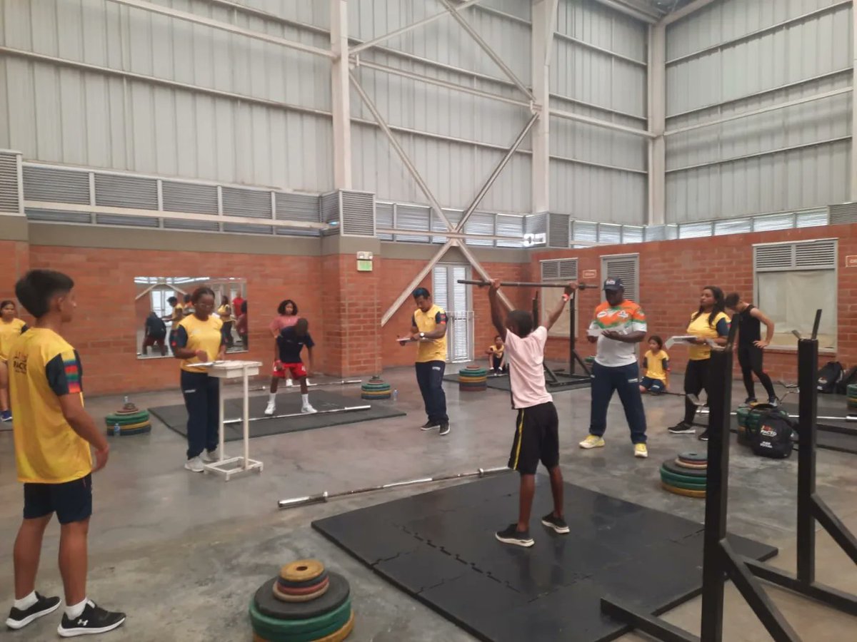 edavid_0820's tweet photo. ¡Estamos en Palmira! Este es el encuentro nacional de levantamiento de pesas en la categoría infantil. Trabajamos por el desarrollo en el marco de la Escuela de Talentos, el #PactoPorElDeporte y nuestra reserva deportiva.

@MinDeporteCol @UrrutiaOcoro @ACORDCOLOMBIA1 https://t.co/q1jrv5r5pu
