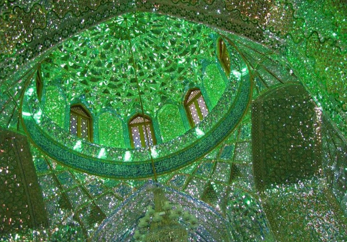 WorldKnownledge's tweet photo. Quelques images de l'intérieur du Shāh Chérāgh (roi de la lumière). 

Il s'agit d'un mausolée doublé d'une mosquée en Iran qui renferme un tapissage de mosaïques de verres et de miroirs à l'intérieur donnant naissance à ces somptueuses images. 

Le tout date du XIIème siècle et https://t.co/dAMC9cHsNP