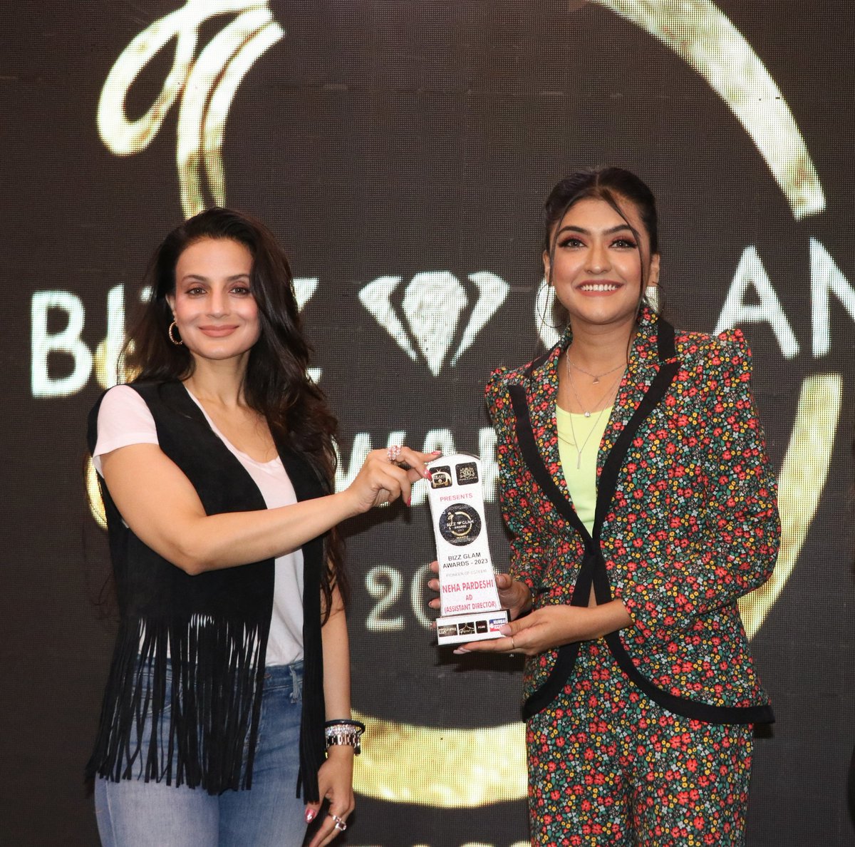 thenehapardeshi's tweet photo. To Receive The Award From An Organization I Admire So Much Makes Me Totally Happy And Grateful. And Receiving It From @ameesha_patel Ma'am Whom I Have Grown Up Watching Her Films Is An Honour. 

Thank You @faridieram Ma'am For Giving Me This Award.✨️💫

Blessed ✨️💫 https://t.co/hKLTWfAl6a
