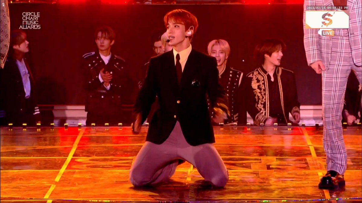 เสตจดีอวยยศไม่ไหว บูซอกซูน ขวัญใจวัยทำงานวันนี้มาหลายอาชีพเลย น่ารักสุดและมันส์มากกกกก จบลงไปเต้นกับรุ่นน้อง สนุกมากกกกก