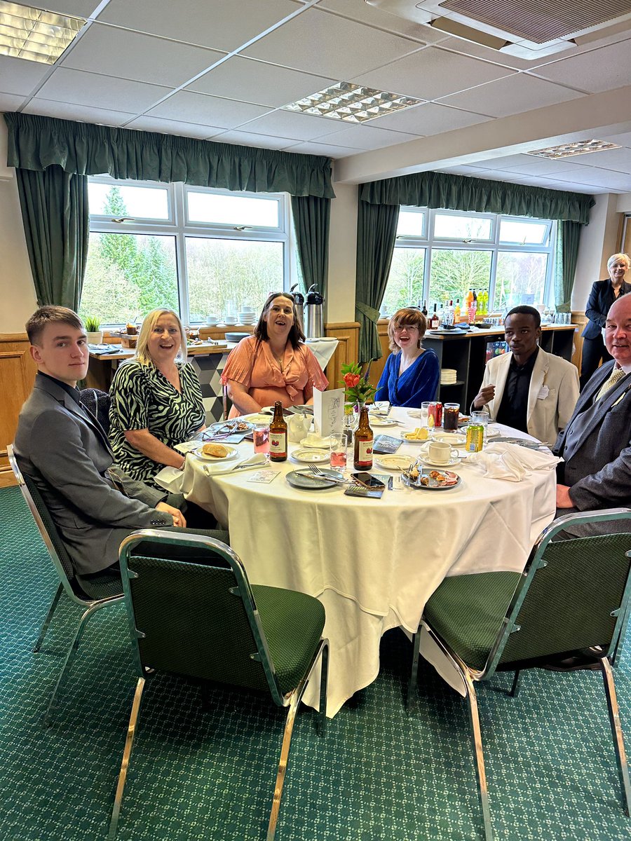 RobinB1707's tweet photo. @Wargrave_Autism LEAP Students are being treated as guests @haydockraces for the day. Fingers crossed we get some winners https://t.co/eQfXKVxeKE